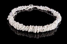 COLLAR
Compuesto por una vuelta de perlas grises cultivadas calibradas entre 8.5 y 10 mm. y cuatro vueltas de perlas de agua dulce. Cierre en forma de lazo cilíndrico realizado en oro blanco de 14 kt.
