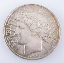 MONEDA DE PLATA DE 100 FRANCOS, FRANCIA, 1988 Realizada en plata. Una moneda de 100 francos, Fraternidad, Francia 1988 (KM# 966). Canto liso. Marcas: D'AP. BARRE/ DURAND-MEGRET. Diámetro (mm):31, Espesor (mm): 2.