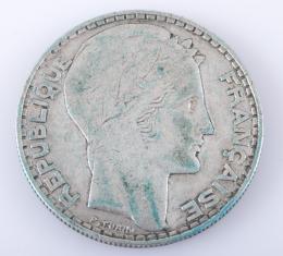 MONEDA DE 20 FRANCOS, 1933, DE PLATA Realizada en plata. Una moneda de 20 francos, Tercera República, Francia, 1933, (KM# 879). Canto estriado. Marca: P. Turin. Diámetro (mm):35, Espesor (mm):2.44.