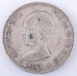 MONEDA DE PLATA DE 5 PESETAS, 1892 Realizada en plata. Una moneda de 5 pesetas, España, 1892 Alfonso XIII, (KM# 689). Canto con adornos. Marcas: P·G·M·, Ceca: Madrid. Diámetro (mm):37, Espesor (mm): 2.