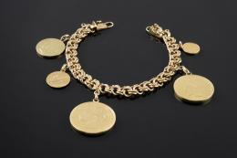 PULSERA Realizada en oro, tipo húngara, formada por cuatro colgantes-monedas (posibles reproducciones), y una medalla de Nuestra Señora de Begoña, grabada en la trasera: "Pedro 7-10-66". Cierre modificado.