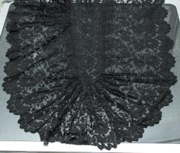 MANTILLA DE CASCO DE ENCAJE COLOR NEGRO ESPAÑOLA SIGLO XIX En encaje negro 220 cm. x95 cm.