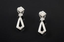 PENDIENTES  Realizados en oro blanco de formas geométricas, cuajados por diamantes talla brillante, peso total aproximado: 0.70 ct.