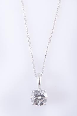 COLGANTE DE BRILLANTE Y CADENA DE ORO BLANCO  Realizado en oro blanco de 18 kt. Formado por un brillante de 0.22 ct. aprox. engastado en garras. Se acompaña de cadena de oro blanco de 18 kt.
