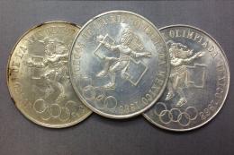 TRES MONEDAS Realizadas en plata. Tres monedas de 25 pesos, México, 1968 (KM# 479). Canto grabado: 'INDEPENDENCIA Y LIBERTAD'. Marcas: Mo. Ceca: México D.F. Diámetro (mm): 38, Espesor (mm): 2.5.
