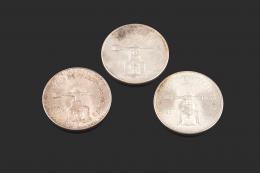 TRES MONEDAS Realizadas en plata. Tres monedas de una onza troy, México, 1980, (KM# M49b). Canto estriado. Marcas: Mo. Ceca: México D.F Diámetro (mm): 41, Espesor (mm): 2.9.