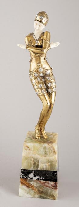 FIGURA CRISOELEFANTINA COY DANCER Realizada en bronce dorado con detalles plateados, representando una bailarina con cara y manos tallados en marfil de elefante africano, según certificado CITES ES-AB-00451/13C. Siguiendo modelos de F. PREISS. Apoya sobre