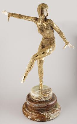 FIGURA CRISOELEFANTINA A DANCER Realizada en bronce dorado representando a una bailarina con cara, manos y detalle en la espalda realizados en marfil tallado a mano. Siguiendo modelos de D.H. CHIPARUS. Apoya sobre peana circular. Se acompaña de certificad