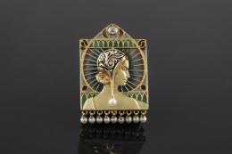 COLGANTE BROCHE Realizado en oro y esmalte, representando el busto de una mujer de epoca acompañado por un diamante talla brillante, peso aproximado: 0.07 ct. y perlas cultivadas calibradas en 3 mm.