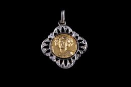 COLGANTE ANTIGUO DE ORO, PLATINO Y DIAMANTES Realizado en oro amarillo de 18 kt. y platino, con busto femenino en su centro y orla de diamantes talla rosa, engastados en grano.