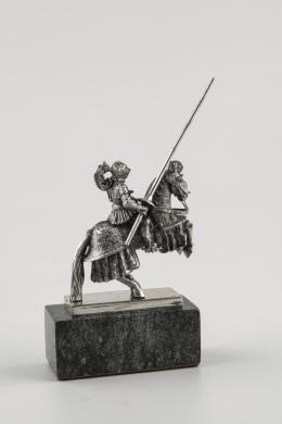 FIGURA REAL ARMERIA DE MADRID Reproducción realizada en plata y metal, sobre peana rectangular. Armadura de torneo que perteneció a Carlos I de España, construida en 1517. Se acompaña de estuche original.