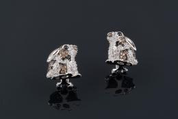 PENDIENTES Realizados en plata en su color, en forma de conejos cuajados por piedras de imitación y de color. 