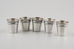 VASITOS REFOJO LUGO Lote compuesto por cinco vasitos de plata de 916 milésimas en su color, con decoración lisa y cenefa vegetal. Firmado: REFOJO LUGO