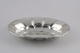 CENTRO Realizado en plata en su color, de forma ovalada con decoraicón martelé.