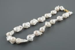 COLLAR De una vuelta formado por perlas cultivadas y cierre de plata dorada y piedras de imitación. 