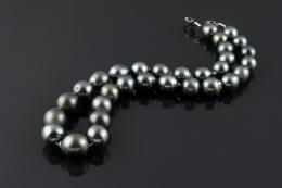 COLLAR De una vuelta de perlas de Tahití barrocas calibradas en 11 y 14.5 mm. dispuestas en disminución del centro a los lados. Cierre realizado en metal. 