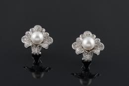 PENDIENTES Realizados en oro blanco, en forma de flor, compuesta por dos perlas cultivadas calibradas en 10 mm., acompañadas de diamantes talla brillante, peso total aproximado: 2.35 ct.