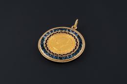 MEDALLA Realizada en oro, con moneda central representando anverso: ELIZABETH II, reverso: 1958(posible reproducción )orlada por piedras de color azul.