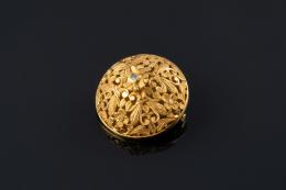 BROCHE Realizado en oro calado represetando motivos vegetales y florales con un diamante central talla rosa.