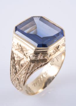 SORTIJA TIPO SELLO DE ORO AMARILLO Y PIEDRA AZUL Realizada en oro labrado amaqrillo de 18 kt., con piedra de color azul central. Grabada en interior "Margarita 13-VI-48".