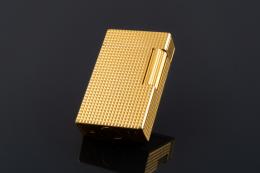 ENCENDEDOR DUPONT  Realizado en metal dorado con decoración de punta de diamante. Firmado: ST Dupont. Paris. Nº1KOBL90. En funcionamiento.  