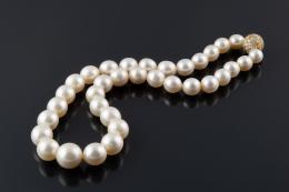 COLLAR De una vuelta de perlas australianas calibradas entre 10.5 y 14.5 mm. Cierre realizado en oro con diamantes talla brillante, peso total aproximado: 3 ct.