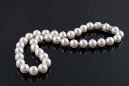 COLLAR De una vuelta de perlas australianas calibradas entre 11.5 y 12.5 mm. con entrepiezas realizadas en oro blanco con diamantes talla brillante, peso total aproximado: 0.14 ct. y cierre oculto.