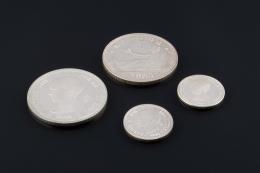 MONEDAS Cuatro monedas de plata en su color:- 2 Pesetas. ALFONSO XIII. 1889. M.P- M.- 2 Pesetas. ESPAÑA.1869.1896. N.S-M.- 50 Cent. ALFONSO XII.1880. M.S -M.- 50 Cent.ALFONSO XIII.1892. P.G-M. 