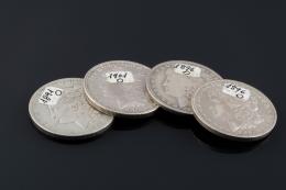 CUATRO MONEDAS MORGAN DOLLAR Realizadas en plata en su color. "ONE DOLLAR. UNITED STATES OF AMÉRICA". Años: 1891, 1894, 1896 y 1901. Letra O.