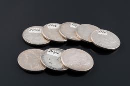 OCHO MONEDAS ONE DOLLAR Realizadas en plata en su color. "ONE DOLLAR. UNITED STATES OF AMÉRICA". Años: 1881, dos monedas de 1882, 1883, 1884, dos monedas de 1889 y 1898.  