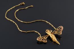 GARGANTILLA Realizada en oro, motivo central en forma de de mujer con alas de mariposa caladas y piedras de color.