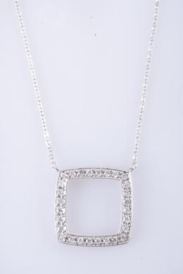 COLGANTE DE BRILLANTES Y CADENA DE ORO BLANCO  Realizado en oro blanco de 18 kt. Formado por un cuadrado calado de brillantes, peso total aproximado: 0.30 ct. engastados en grano. Con cadena de oro blanco de 18 kt.