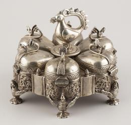 CAJA DE MAQUILLAJE Realizada en plata en su color, de estilo otomano, con decoración de pavos reales y palmetas, compuesta por seis compartimentos para maquillaje. Ligeros deterioros.