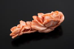 BROCHE Realizado en coral tallado representando un ramillete floral. Púa realizada en oro de 18kt. 