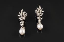 PENDIENTES LARGOS Realizados en oro blanco 18k con 2 perlas autralianas tipo pera y diamantes talla brillante engastados formando motivos florales de aprox 1.20ct en total