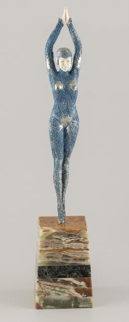 FIGURA CRISOLEFANTINA STARFISH Realizada en bronce azul representando una bailarina con cara, manos y espalda tallados a mano, realizados en marfil de elefante africano según certificado CITES ES-AB 00256/18C. Siguiendo modelos de D.H CHIPARUS. Altura: 47