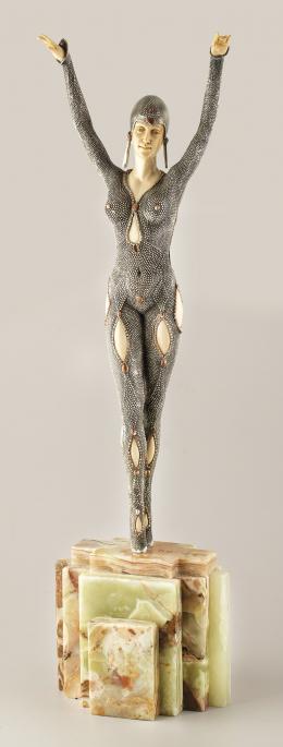 FIGURA CRISOLEFENTINA DOURGA Realizada en bronce plateado, representando una bailarina con busto, manos y detalles tallados a mano, realizados en marfil de elefante africano según certificado CITES ES-AB 01064/14C. Siguiendo modelos de D.H CHIPARUS. Apoya