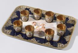 8 VASITOS Y BANDEJA EN PORCELANA FRANCESA, principios s. XX