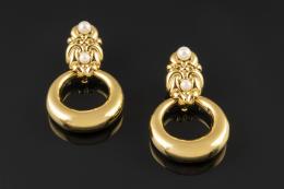 PENDIENTES Realizados en oro amarillo de 18k, compuestos por elementos geométricos decorados con dos perlitas cultivadas de las que pende una criolla en oro amarillo.