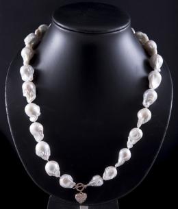 COLLAR DE PERLAS BARROCAS CON CIERRE EN PLATA Formado por 24 perlas cultivadas barrocas. Cierre realizado en plata rosada con un corazón colgante cuajado de circonitas.