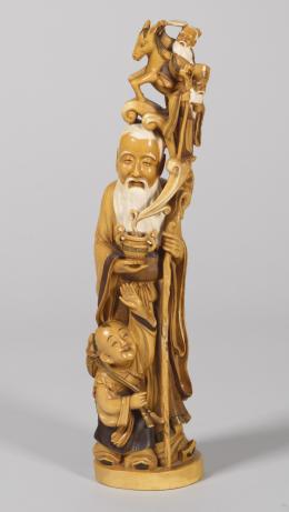 MONJE SINOISTA EN MARFIL JAPONÉS TALLADO Y POLICROMADO. FIRMADO, S.XIX.
