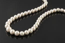 COLLAR Formado por 38 perlas cultivadas calibradas de 15 a 11,5mm de diámetro. Con cierre oculto.