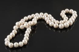 COLLAR Formado por collar y pulsera realizados por 41 y 18 perlas cultivadas ligeramente barrocas, con cierre oculto.