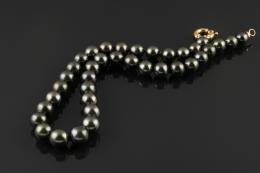 COLLAR Formado por 37 perlas tahití dispuestas en ligero degradé de 13 a 10mm de diámetro. Cierre en oro amarillo de 18k.