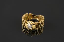 SOLITARIO Realizada en oro amarillo de 18k. con un diamante central, talla brillante, peso total aproximado: 0,50ct. Sobre una montura de eslabones articulados.