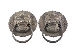 PAREJA DE ALDABAS ESTILO ORIENTAL, SIGLO XIX - XX