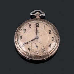 RELOJ DE BOLSILLO OMEGA ,OMEGA Fabricado en plata 900 mm. Firmado "OMEGA" en esfera, tapa y maquinaria. Esfera plateada con numeración arábiga, segundero a las seis. Sistema remontoir. Diámetro: 40 mm. En estado de marcha.