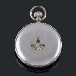 RELOJ DE BOLSILLO Fabricado en acero, de saltos, precursor del reloj digital. En la tapa superior dos ventanitas, una para horas y otra para minutos. Sistema remontoir. Diámetro: 50 mm. En estado de marcha.