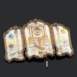 RELOJ DE SOBREMESA MASÓN, FINES S.XIX Reloj de tres cuerpos de esmalte de Viena con símbolos masónicos. Esfera blanca con numeración romana. Sistema de carga mediante cuerda-llave (se adjunta llave). En estado de marcha. Medidas: 9,5 x 14,5 x 2,5 cm.