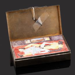 CAJA AUTÓMATA ERÓTICA Realizada en plata de ley con esmalte de Viena firmado. Al abrirse aparece una escena pornográfica. Movimiento cuerda-llave (se adjunta llave).Medidas: 16 x 9 x 3 cm.